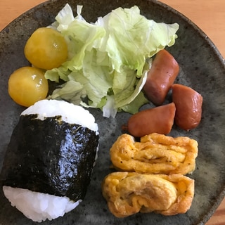 塩むすびと卵焼き、ウインナーの朝ごはん